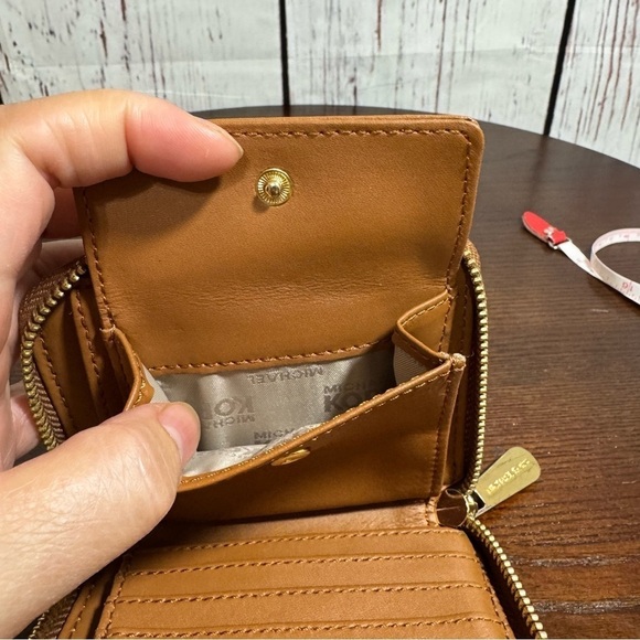 MICHAEL KORS monogram canvas zippered bifold wallet with gold hardwares EUC - Picture 7 of 11